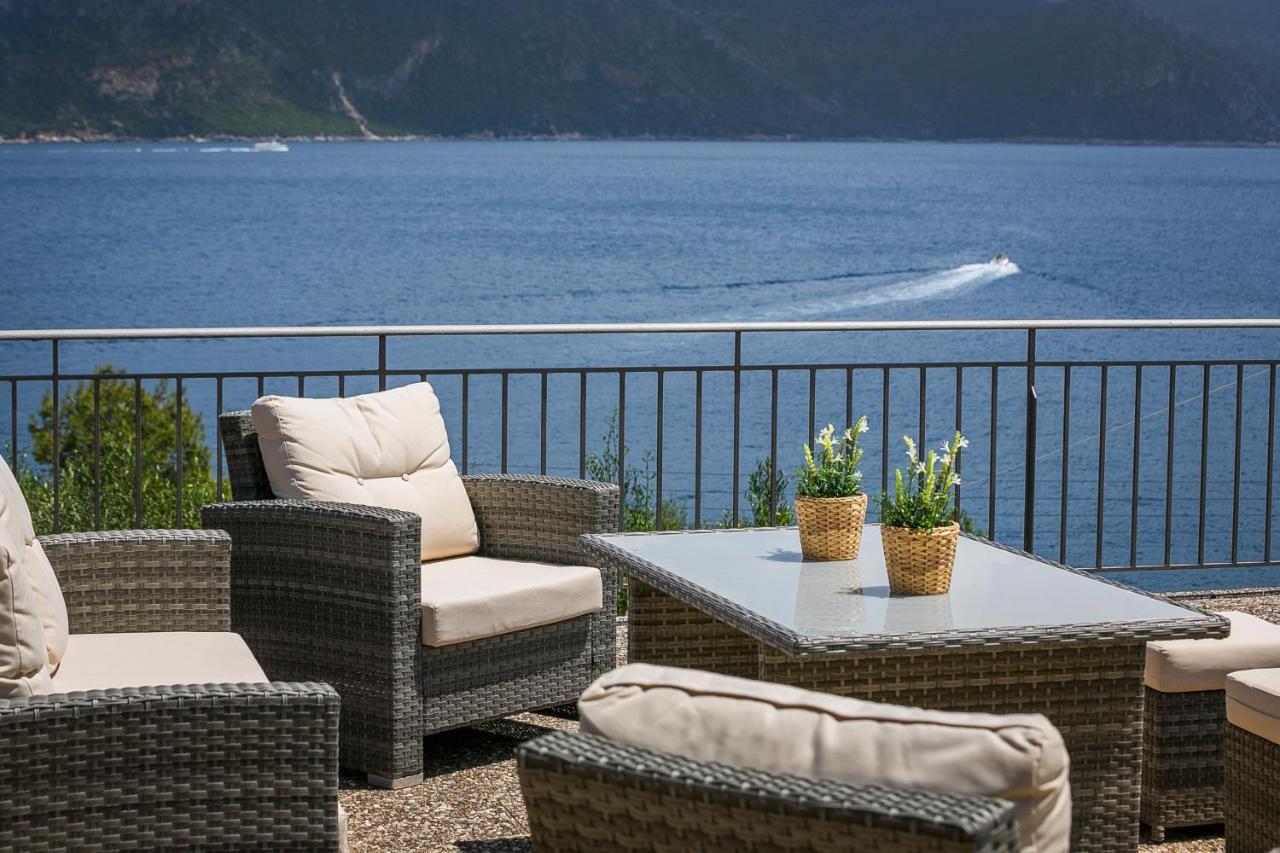 Martini Waterfront Suites Fiskardo Exterior photo